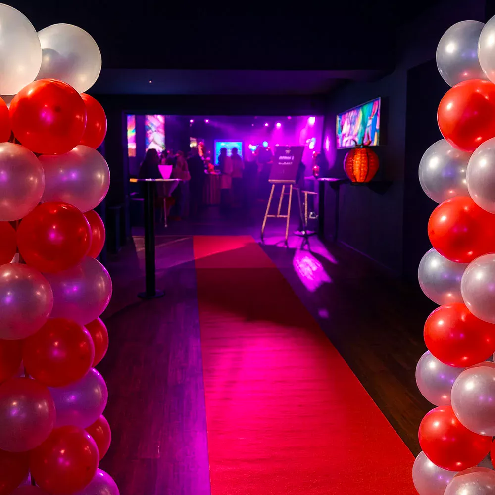 Arche de ballons avec deux colonnes pour décorer une entrée de salle