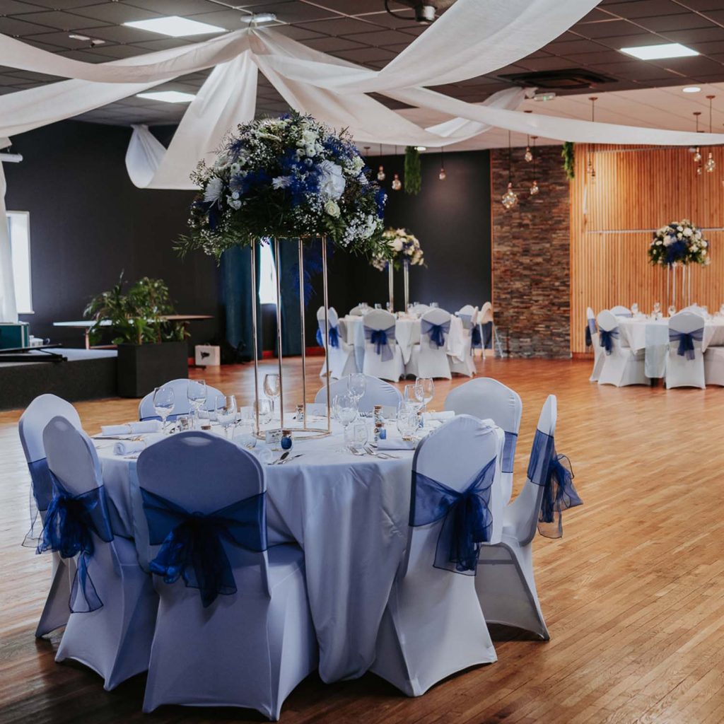 ldf-bento2 Grande salle de réception décorée en bleu pour un mariage