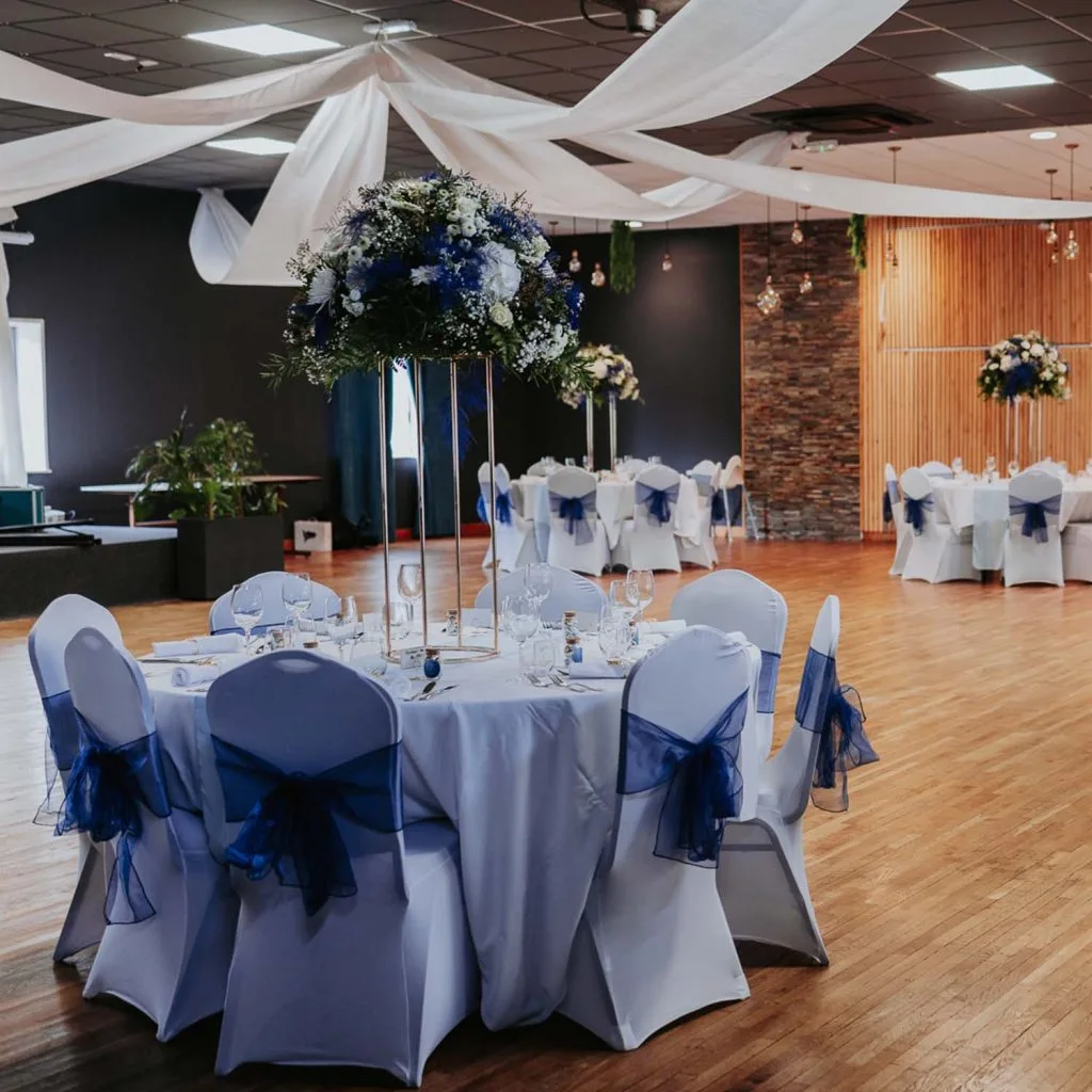 ldf-bento2 Grande salle de réception décorée en bleu pour un mariage