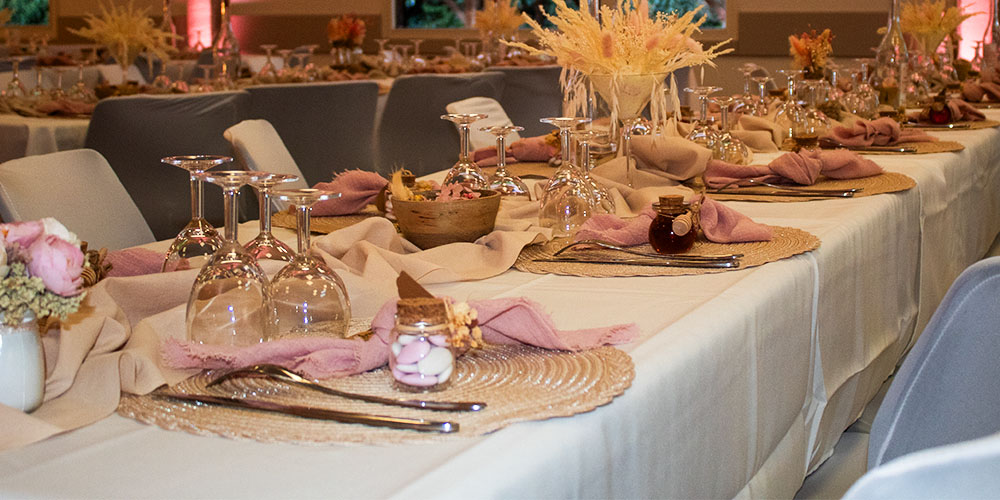 ldf-bento3 Table de mariage décorée dans un style bohème avec fleurs séchées et bougies