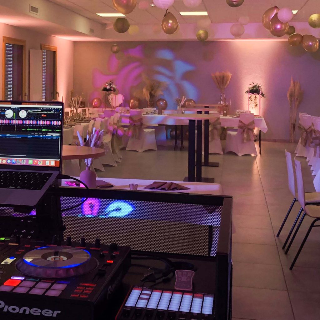 ldf-regie-dj-eclairage-violet-salle-reception Salle de réception avec régie DJ et éclairages violets