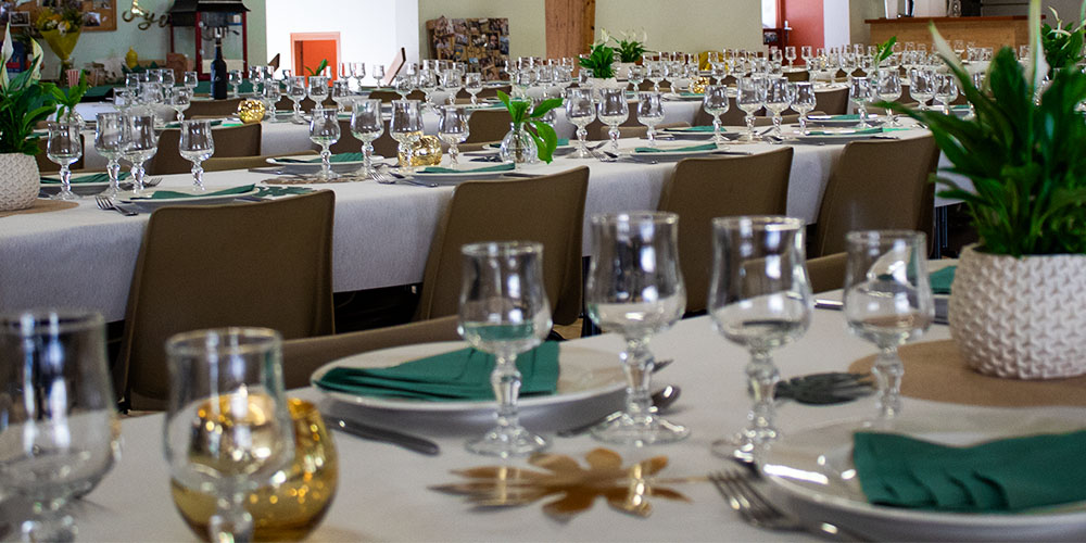 ldf-bento4 Salle de banquet avec tables dressées pour un événement