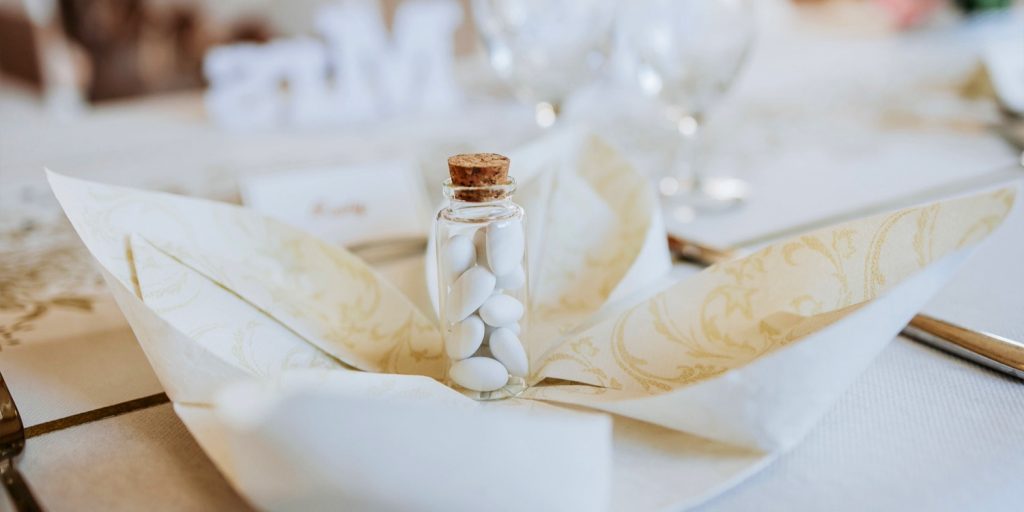 ldf-bento18 Détail de serviette pliée et dragées sur une table de mariage