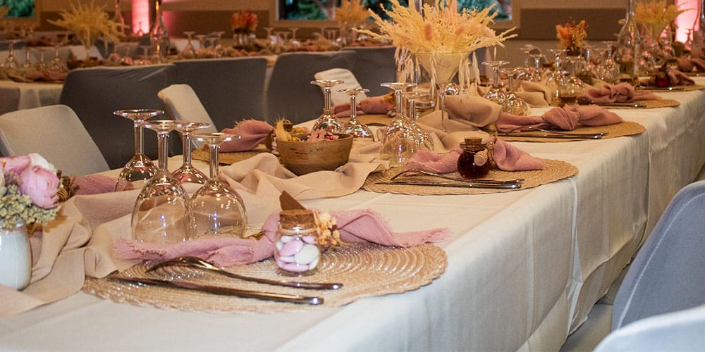 ldf-bento3 Table de mariage décorée dans un style bohème avec fleurs séchées et bougies