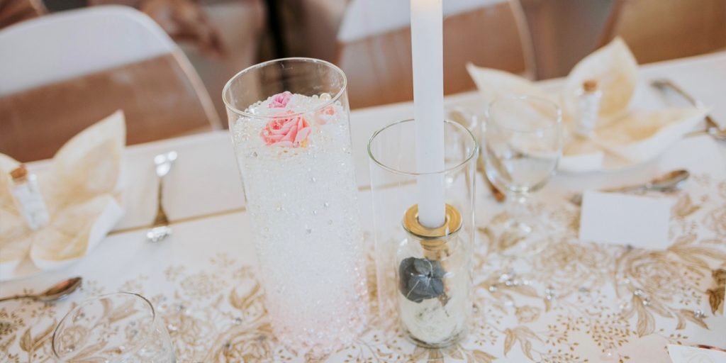 Décoration de table de mariage avec bougie, fleurs et verre givré