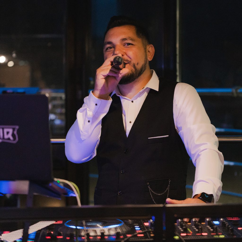 ldf-bento9 DJ AL’M!R au micro derrière une régie pendant une soirée