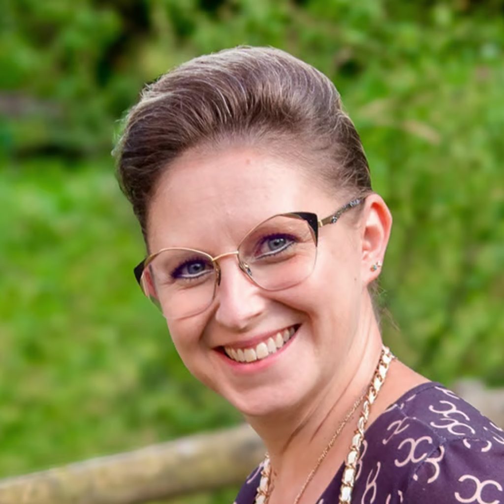 Portrait de Magaly, décoratrice événementielle Lune de Fête, souriante en extérieur