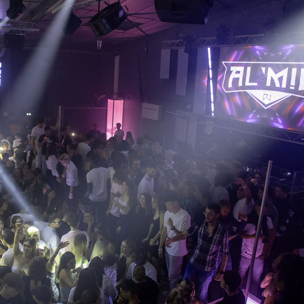 photo-section1 Soirée DJ AL’M!R avec public et lumières de scène violettes
