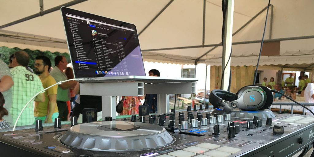 ldf-bento14 Stand DJ et matériel de sonorisation installé sous chapiteau