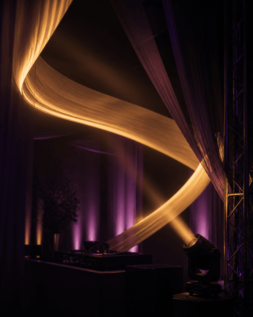 Scénographie lumineuse dorée et violette conçue par Lune de Fête