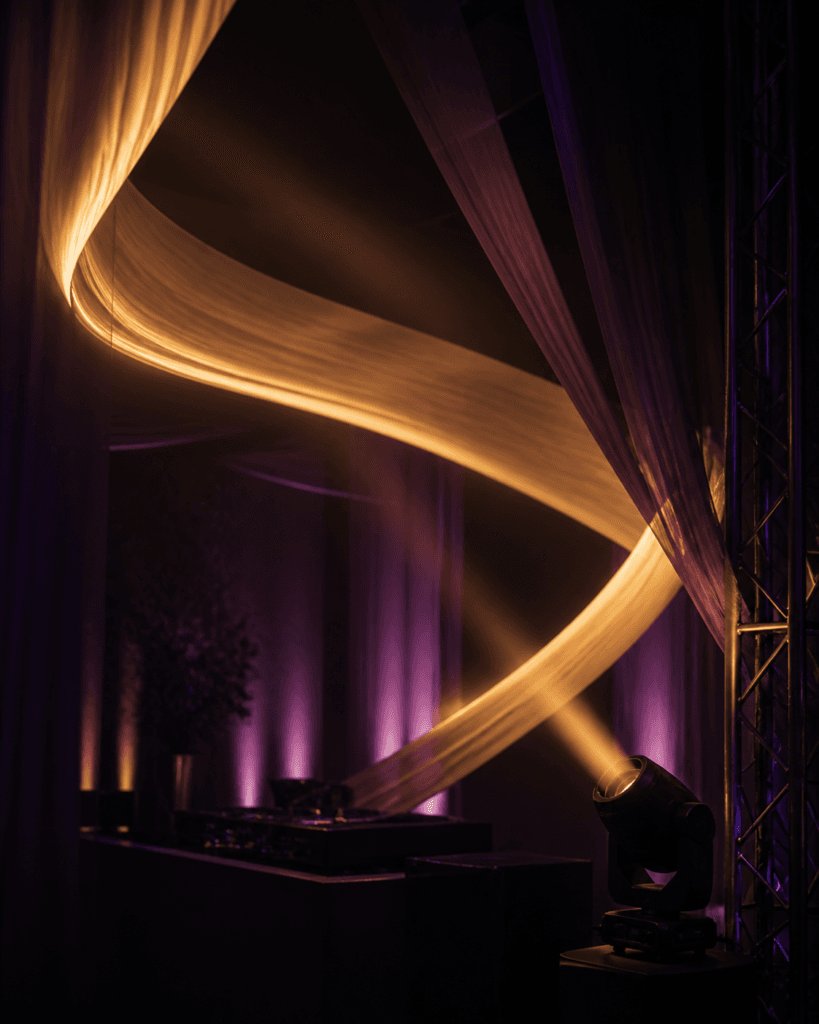 Scénographie lumineuse dorée et violette conçue par Lune de Fête
